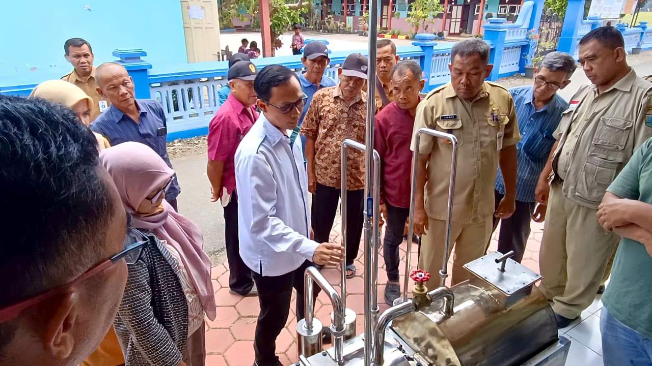 UMNU Kebumen Hibahkan Alat Pengolah Sampah Plastik Menjadi BBM di Desa Jatiluhur